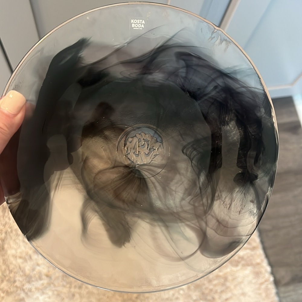 KOSTA BODA GLASS PLATE . gorgeous black and glass